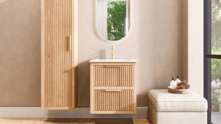 Wandhängendes Badezimmermöbel 60 cm aus Natureiche mit Riffelfront und zwei Softclose-Schubladen