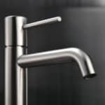Moderne niedrige Waschtischarmatur in Gebürstetes Nickel, passend für Badmöbel mit Waschtisch, als Komplettset inklusive passendem Click-Clack-Verschluss  Der Click-Clack-Verschluss lässt sich durch Drücken einfach öffnen und schließen. Mit 5 Jahren Garan