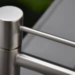 Moderne niedrige Waschtischarmatur in Gebürstetes Nickel, passend für Badmöbel mit Waschtisch, als Komplettset inklusive passendem Click-Clack-Verschluss  Der Click-Clack-Verschluss lässt sich durch Drücken einfach öffnen und schließen. Mit 5 Jahren Garan