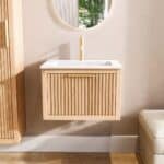 Wandhängendes Badezimmermöbel 60 cm aus Natureiche mit Riffelfront und Keramikwaschtisch