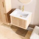 Wandhängendes Badezimmermöbel 60 cm aus Natureiche mit Riffelfront und Keramikwaschtisch