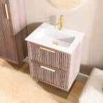 Wandhängendes Badezimmermöbel 60 cm aus dunkler Eiche mit Landhausfront und zwei Softclose-Schubladen