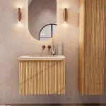 Natureiche Badezimmermöbel 70 cm mit glatter Front, Innenschublade und beigem Kalkstein-Waschtisch