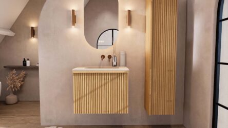 Natureiche Badezimmermöbel 70 cm mit glatter Front, Innenschublade und beigem Kalkstein-Waschtisch