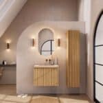 Natureiche Badezimmermöbel 70 cm mit glatter Front, Innenschublade und beigem Kalkstein-Waschtisch