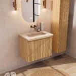 Natureiche Badezimmermöbel 70 cm mit glatter Front, Innenschublade und beigem Kalkstein-Waschtisch