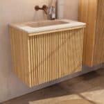 Natureiche Badezimmermöbel 70 cm mit glatter Front, Innenschublade und beigem Kalkstein-Waschtisch