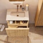 Natureiche Badezimmermöbel 70 cm mit glatter Front, Innenschublade und beigem Kalkstein-Waschtisch