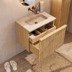 Natureiche Badezimmermöbel 70 cm mit glatter Front, Innenschublade und beigem Kalkstein-Waschtisch