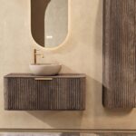Rundes hängendes Badezimmermöbel 100 cm aus dunkler Eiche mit Riffelfront, Eichenholzplatte und beige Kalksteinbecken