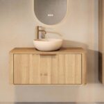 Rundes hängendes Badezimmermöbel 100 cm aus Natureiche mit glatter Front, Eichenholzplatte und beige Kalksteinbecken