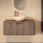Rundes hängendes Badezimmermöbel 100 cm aus dunkler Eiche mit glatter Front, Eichenholzplatte und beige Kalksteinbecken