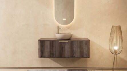 Rundes hängendes Badezimmermöbel 120 cm aus dunkler Eiche mit Riffelfront, Eichenholzplatte und beige Kalksteinbecken