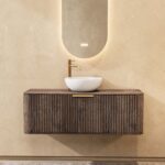 Rundes hängendes Badezimmermöbel 120 cm aus dunkler Eiche mit Riffelfront, Eichenholzplatte und weißes Solid-Surface-Aufsatzb