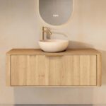Rundes hängendes Badezimmermöbel 120 cm aus Natureiche mit glatter Front, Eichenholzplatte und beige Kalksteinbecken