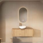 Rundes hängendes Badezimmermöbel 120 cm aus Natureiche mit glatter Front, Eichenholzplatte und weißes Solid-Surface-Aufsatzbe