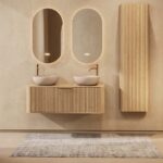 Rundes hängendes Badmöbel 120 cm aus Natureiche mit Riffelfront, Eichenholzplatte und zwei beige Kalksteinbecken