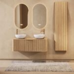 Rundes hängendes Badmöbel 120 cm aus Natureiche mit Riffelfront, Eichenholzplatte und zwei weißes Solid-Surface-Aufsatzbecken