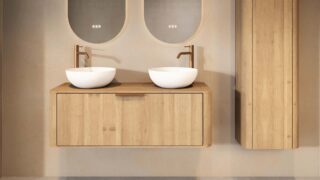Rundes hängendes Badmöbel 120 cm aus Natureiche mit glatter Front, Eichenholzplatte und zwei weißes Solid-Surface-Aufsatzbeck
