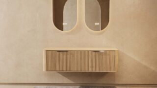 Wandhängender runder Badezimmer-Unterschrank 140 cm aus Natureiche mit abgerundeten Ecken und Riffelfront