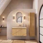 Natureiche Badezimmermöbel 100 cm mit glatter Front, Innenschublade und beigem Kalkstein-Waschtisch
