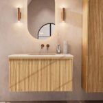 Natureiche Badezimmermöbel 100 cm mit glatter Front, Innenschublade und beigem Kalkstein-Waschtisch