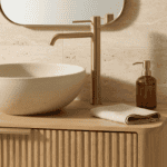 Rundes hängendes Badezimmermöbel 100 cm aus Natureiche mit Riffelfront, Eichenholzplatte und beige Kalksteinbecken