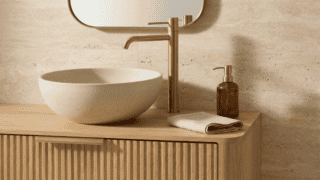 Rundes hängendes Badezimmermöbel 100 cm aus Natureiche mit Riffelfront, Eichenholzplatte und beige Kalksteinbecken