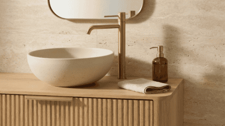 Rundes hängendes Badezimmermöbel 100 cm aus Natureiche mit Riffelfront, Eichenholzplatte und beige Kalksteinbecken