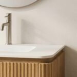 Rundes wandhängendes Badmöbel 120 cm aus Natureiche mit Riffelfront und matt-weißer Mineralguss mit zwei Waschbecken
