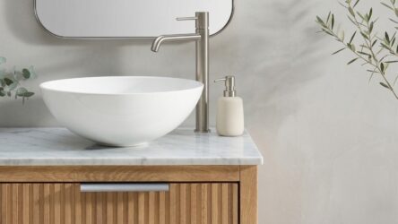 Wandhängendes Badezimmermöbel 140 cm aus Natureiche mit eine Schublade und weiße Marmorplatte (stilvoll)
