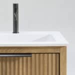 Wandhängendes Badezimmermöbel 200 cm aus Natureiche mit zwei Schubladen und matt-weißer Solid Surface-Waschtisch (stilvoll)