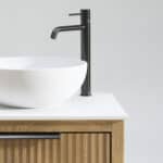 Wandhängendes Badezimmermöbel 200 cm aus Natureiche mit zwei Schubladen und weißes Solid-Surface-Aufsatzbecken (design)