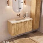 Natureiche Badezimmermöbel 100 cm mit glatter Front, Innenschublade und beigem Kalkstein-Waschtisch