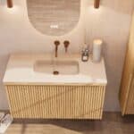 Natureiche Badezimmermöbel 100 cm mit glatter Front, Innenschublade und beigem Kalkstein-Waschtisch