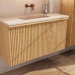 Natureiche Badezimmermöbel 100 cm mit glatter Front, Innenschublade und beigem Kalkstein-Waschtisch
