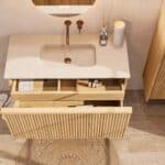 Natureiche Badezimmermöbel 100 cm mit glatter Front, Innenschublade und beigem Kalkstein-Waschtisch