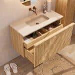 Natureiche Badezimmermöbel 100 cm mit glatter Front, Innenschublade und beigem Kalkstein-Waschtisch