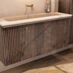 Dunkeleiche Badmöbel 120 cm mit glatter Front, Innenschublade und beigem Kalkstein-Einzelwaschtisch