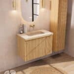 Natureiche Badezimmermöbel 80 cm mit glatter Front, Innenschublade und beigem Kalkstein-Waschtisch