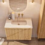 Natureiche Badezimmermöbel 80 cm mit glatter Front, Innenschublade und beigem Kalkstein-Waschtisch