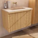 Natureiche Badezimmermöbel 80 cm mit glatter Front, Innenschublade und beigem Kalkstein-Waschtisch