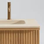 Natureiche Badezimmermöbel 160 cm mit glatter Front, Innenschublade und beigem Kalkstein-Doppelwaschtisch