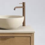 Wandhängendes Badezimmermöbel 200 cm aus Natureiche mit zwei Schubladen und beige Kalksteinwaschtisch