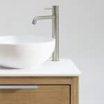 Wandhängendes Badezimmermöbel 200 cm aus Natureiche mit zwei Schubladen und weißes Solid-Surface-Aufsatzbecken