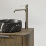Rundes hängendes Badezimmermöbel 160 cm aus dunkler Eiche mit glatter Front, Eichenholzplatte und weißes Solid-Surface-Aufsat