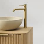 Rundes hängendes Badezimmermöbel 160 cm aus Natureiche mit Riffelfront, Eichenholzplatte und beige Kalksteinbecken