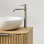 Rundes hängendes Badezimmermöbel 160 cm aus Natureiche mit Riffelfront, Eichenholzplatte und weißes Solid-Surface-Aufsatzbeck