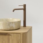 Rundes hängendes Badezimmermöbel 160 cm aus Natureiche mit glatter Front, Eichenholzplatte und beige Marmoroptik-Becken