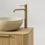 Rundes hängendes Badezimmermöbel 160 cm aus Natureiche mit glatter Front, Eichenholzplatte und beige Kalksteinbecken